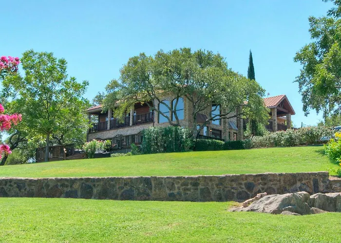 Luxurious Lakefront Estate: Spectacular Views And 600-Ft Private Jetty & Boat Ramp