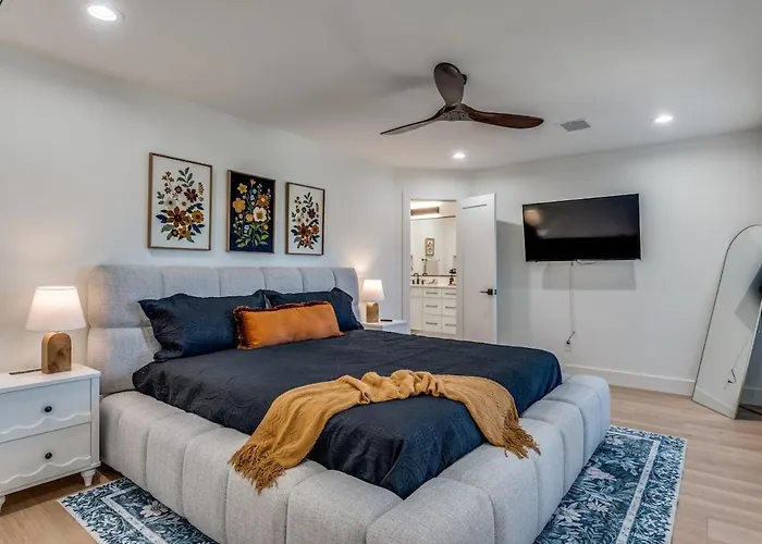 La Fleur Chateau 4B 2B Duplex King Pet Friendly