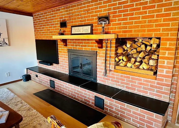 Ozran Cottage - A Mid-Century Lakefront Getaway