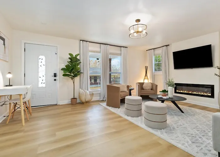 Renovated & Spacious 2Br Downtown Retreat 2 Minutes To Fuse District Pet Friendly Free Parking
