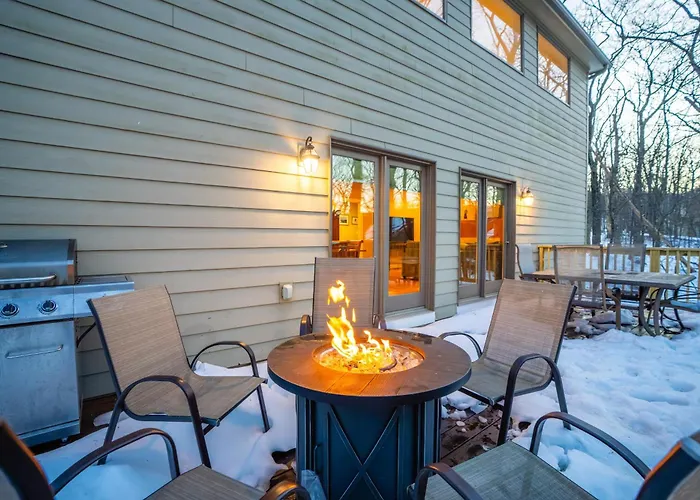 Spacious Family Retreat-Hot Tub & Game Room