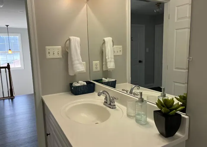 25 Lux Room 2 - 1 Queen Bed, Shared Bathroom - Nonsmoking