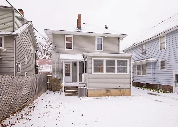 Charming Renovated Home In Lakewood