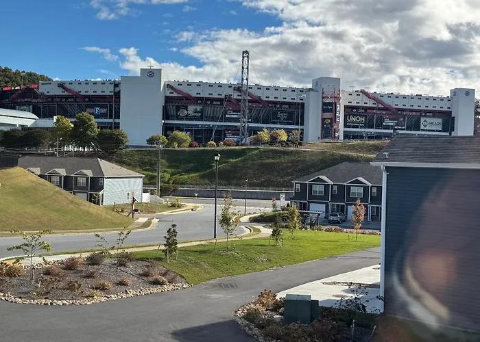Stylish 3Br Getaway Across Bristol Speedway