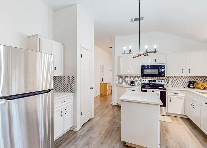 Beautiful Dog-Friendly Home With Fireplace, Large Yard, Hammock, W/D, And Ac
