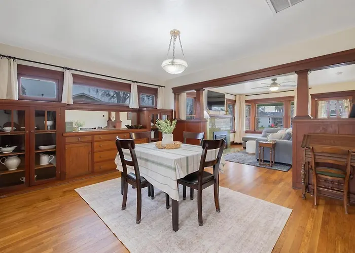 2 Bed1 Bath, Historic Beauty, Walk Downtown