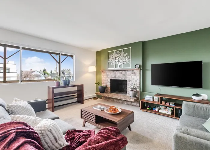 Cozy Hilltop Seattle Stay With Yard & Parking