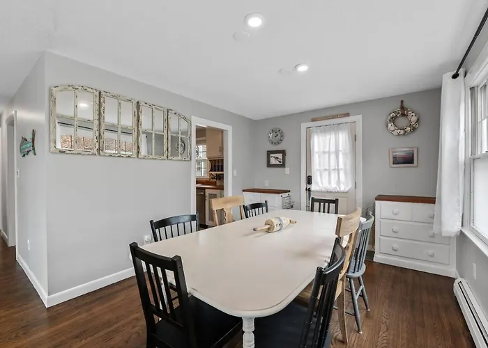 4Br Home | Walk To Beach & Downtown | Parking