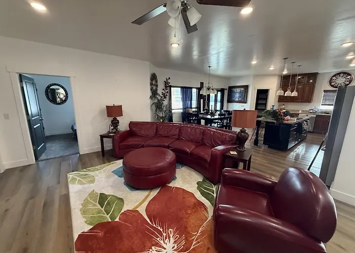 Cozy & Comfy Mountain-View Home Airport 15 Min