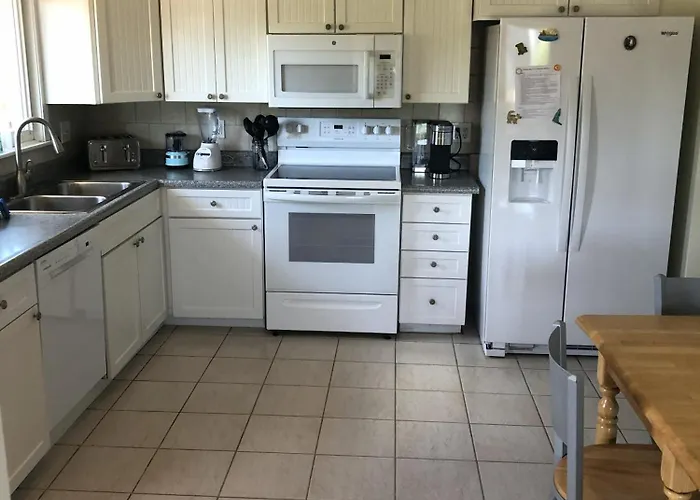 Spacious And Walk To The Beach With Central Ac And Outdoor Shower