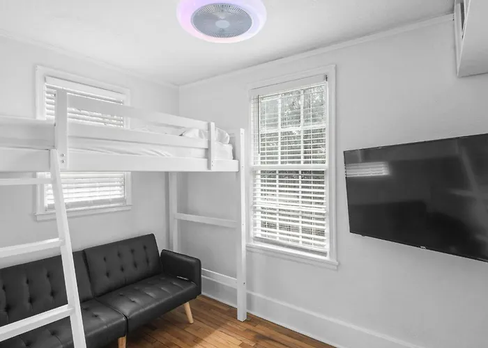 Dogwood: 3Br, Near Medical Dist.