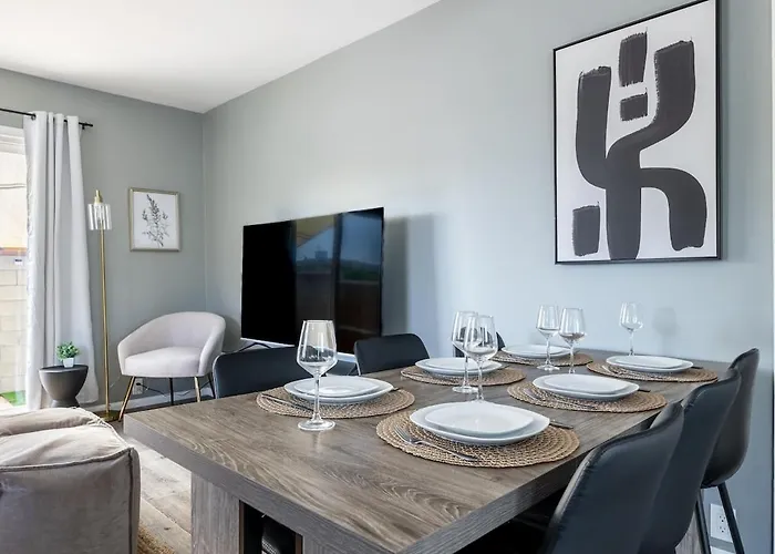 Hawthorne Haven Spacious 4Br Retreat