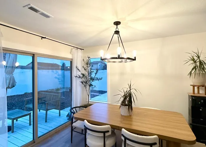 25-Min Monterey Retreat