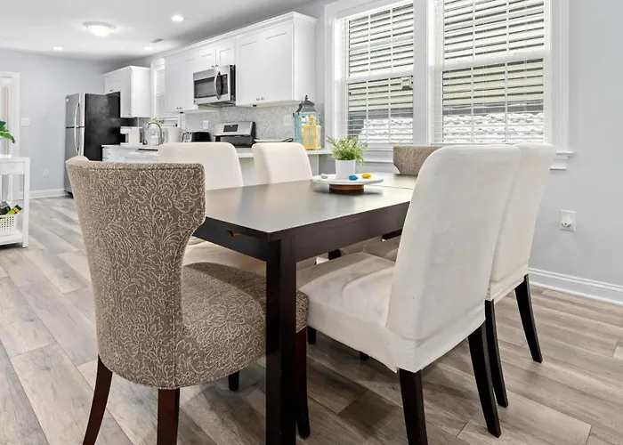 Stylish 3Br Oc Gardens With Patio And Parking