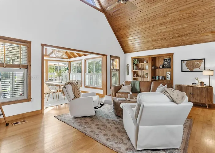 Langoon Lodge 4-Br 3-Ba In Historic Mount Dora