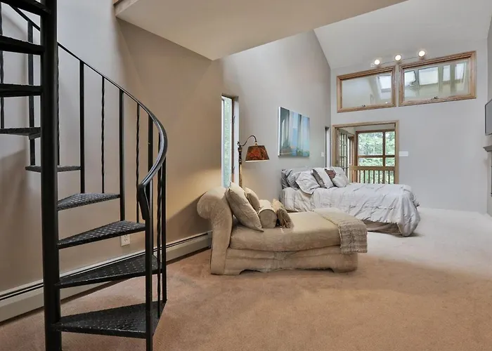 The Pine River Pond Premier Lakehouse 4Br High-End Retreat