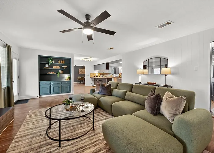 Luxury Stay Pool Firepit Game Room & Bbq