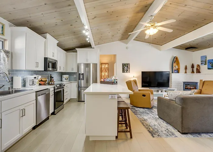 Clear Lake Gem On Canal W/ Dock: Dogs Welcome!