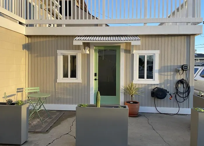 Cayucos Cottage Studio - Peak-A-Boo Ocean Views