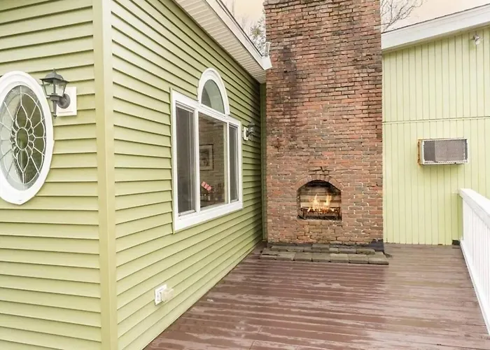 Manchester By The Sea|Outdoor Fireplace|King Bed