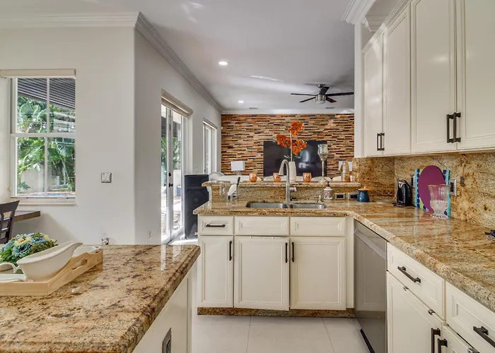 Great For Gatherings! Sleek & Relaxing Hialeah Gem