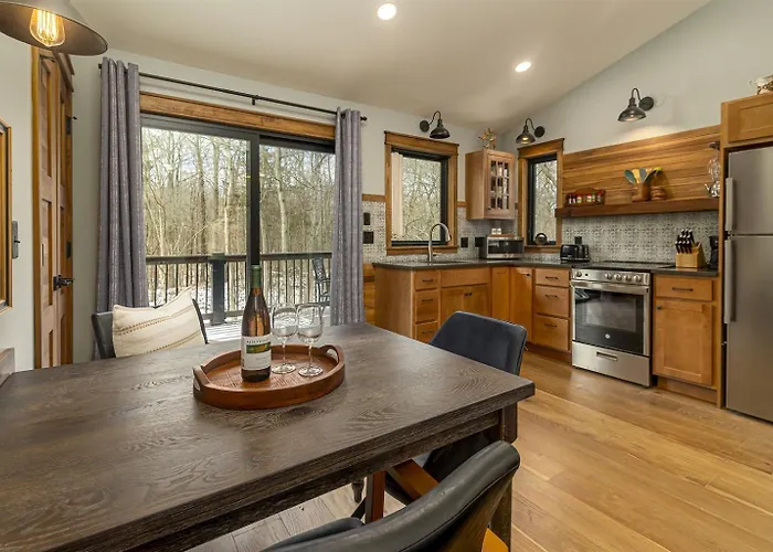 Wooded Cabin Hot Tub, Firepit & Giant City