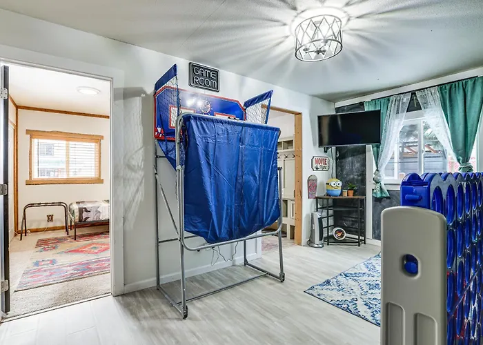 Family Home W/ Game Room, 1 Mi To Lake Cascade!