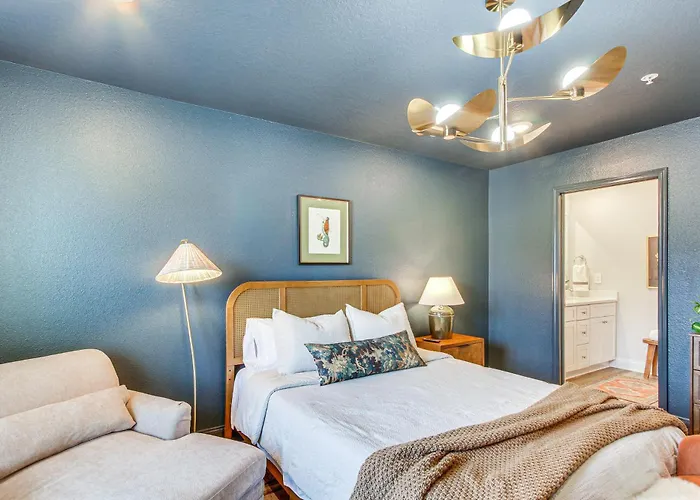 Walk To Biloxi Beach Fun! Chic & Updated Townhome