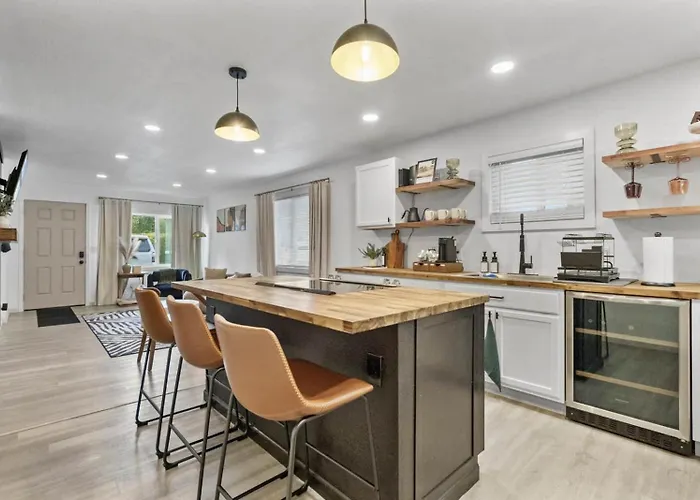 Modern Cozy Cottage Near Redwoods & Pristine Beaches