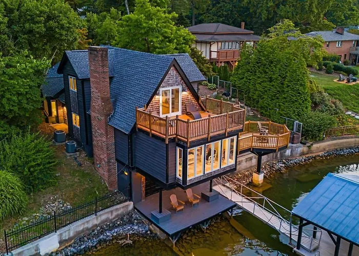 North Shore Lake - Lakefront Escape, Dock Access And Mountain Views!