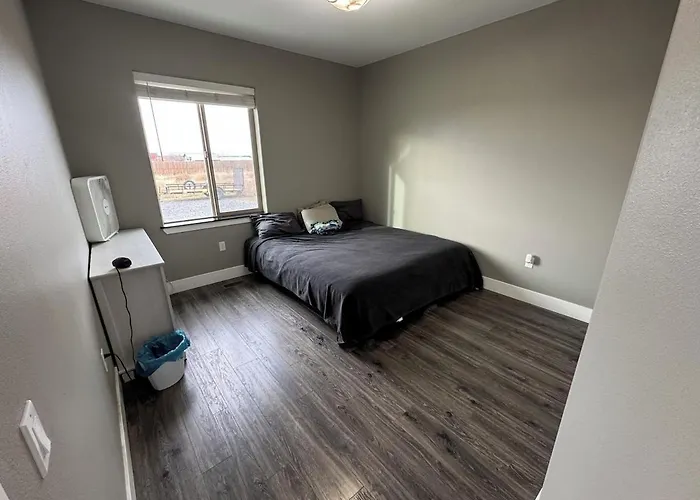 Peaceful 4 Bedroom House Near Lake Access