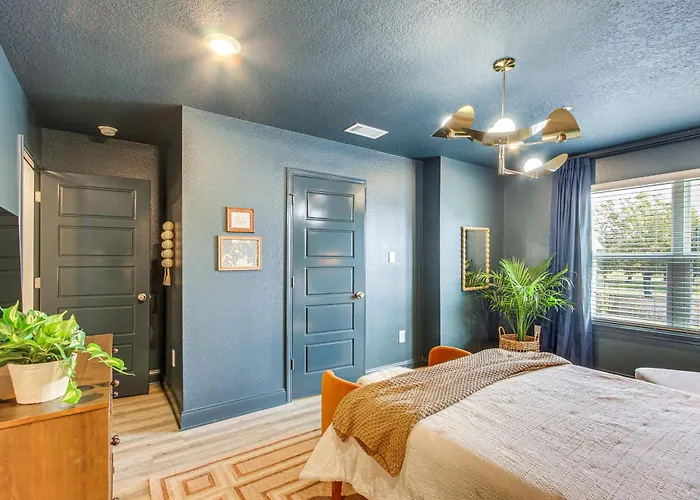 Walk To Biloxi Beach Fun! Chic & Updated Townhome