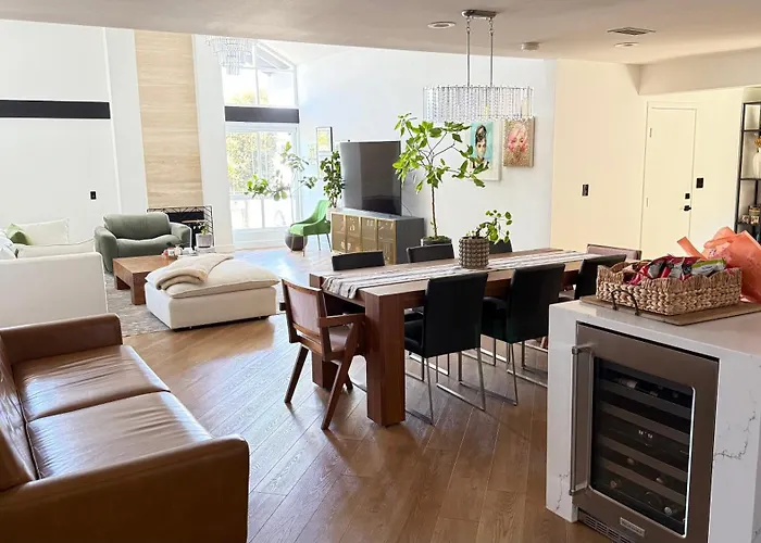 Relaxed, Modern, Socal Living Near The Beach