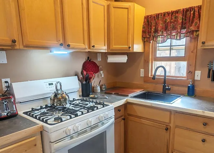 Basecamp Bluff - Bungalow With Patio, Dogs Welcome