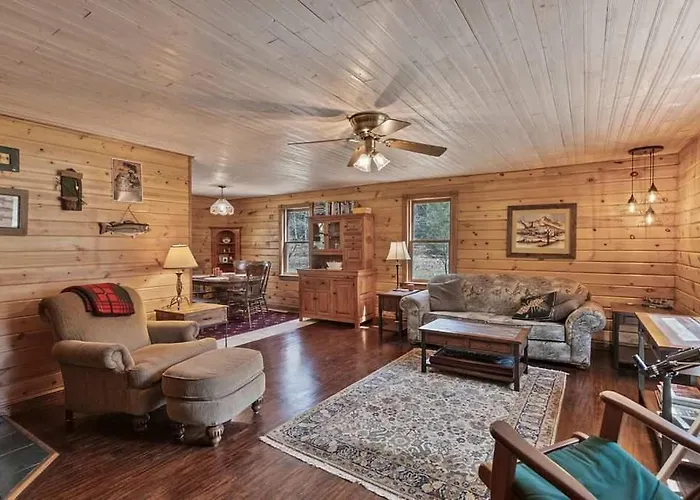 Cozy 3-Bedroom Retreat In Manistee
