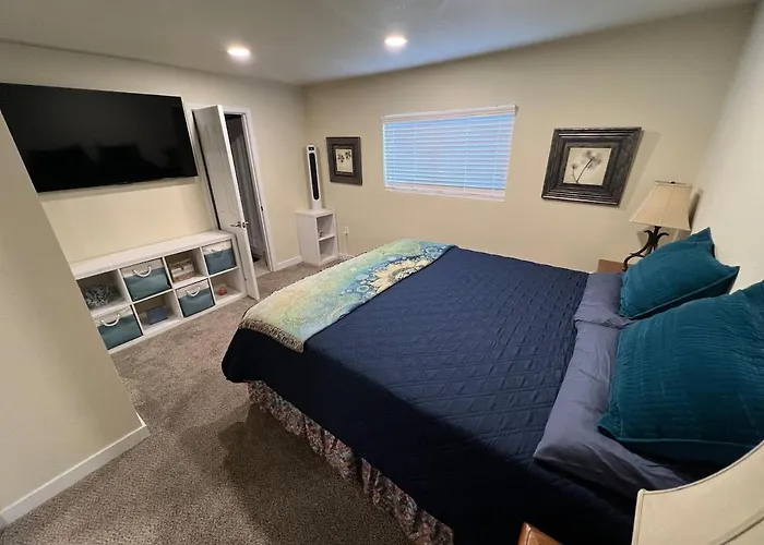 Peaceful Lakeside Retreat - Cozy 3Br Waterfront Home