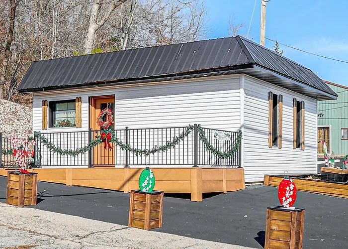 Walk To Current River: Ozarks Adventure Home!