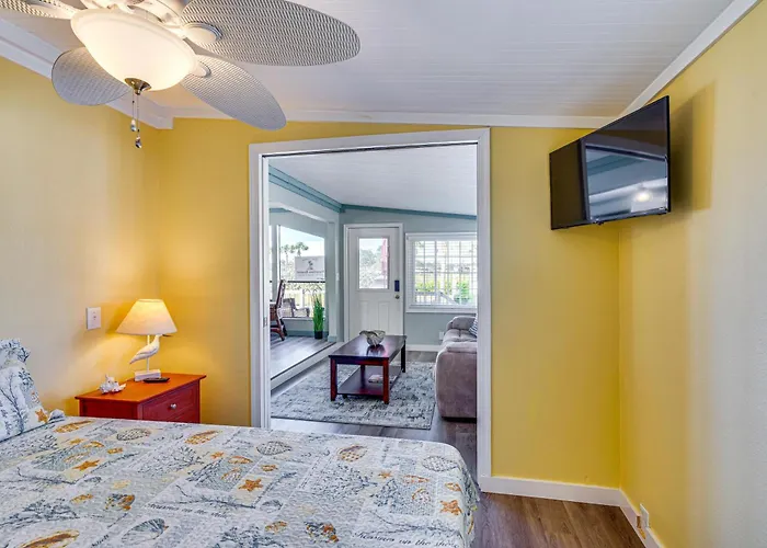 Deck & Resort Perks: Home 3 Mi To Fort Myers Beach
