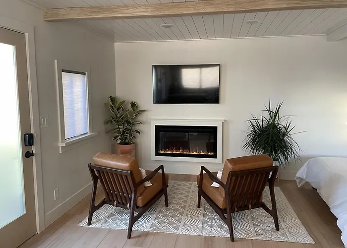Cayucos Cottage Studio - Peak-A-Boo Ocean Views