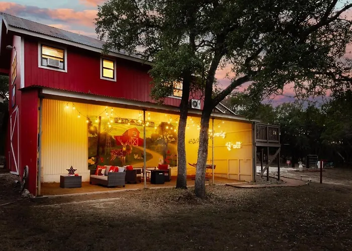 Red Barn Inn Feed Deer And Play Games & Firepit