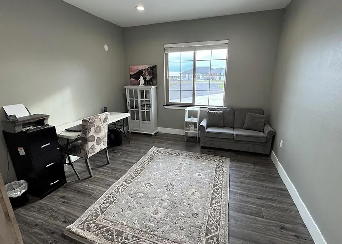 Peaceful 4 Bedroom House Near Lake Access