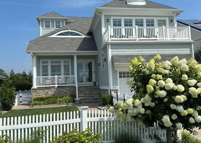 Lakefront 5-Bedroom House Near Ocean With Pool