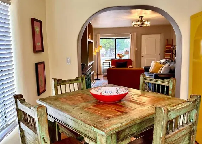 2 Bedroom, Large Fenced Yard, 3 Mins From Farmers Market