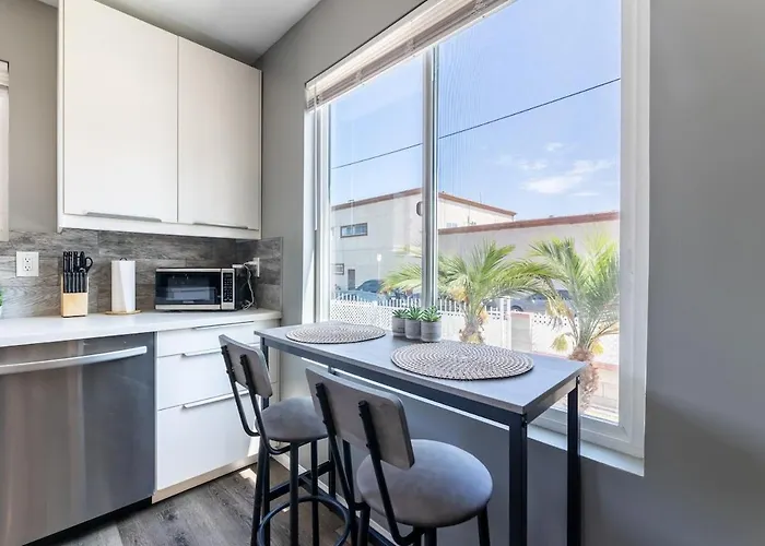 Hawthorne Haven Spacious 4Br Retreat