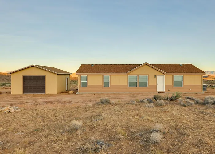 Mtn Views, 15 Mi To Dtwn Kingman: Family Home!