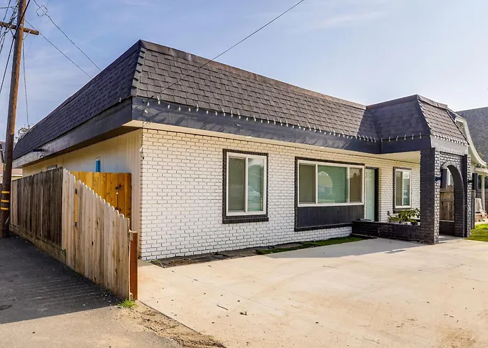Under 1 Mi To Med Center! Stylish Home In Tulare