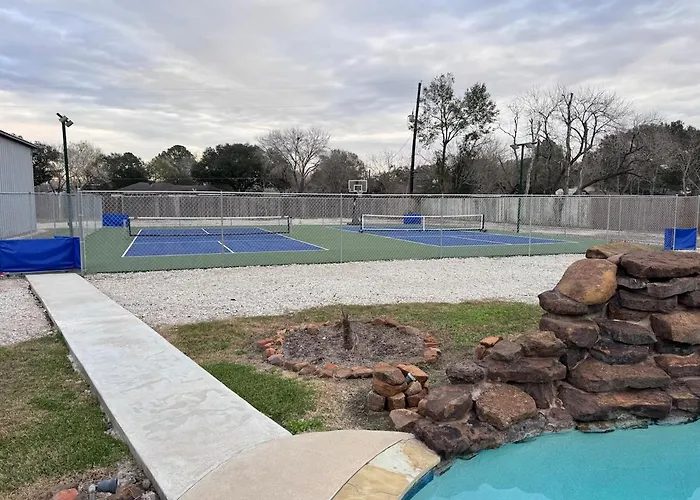 Pickleball-Basketball Oasis-Pool & Spacious Home
