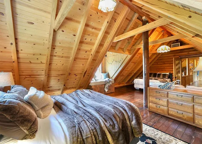 Family-Favorite Cabin With Private Seasonal Pool And Movie Theater