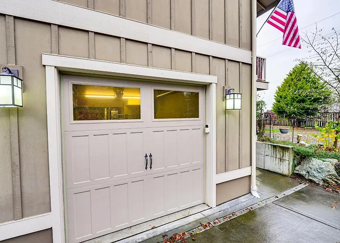 Near Ferry, Shops & Eats! Anacortes Townhome