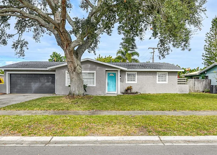 1/2 Mi To River! Poolside Escape On Merritt Island